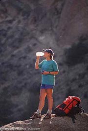 Una mujer haciendo ciclismo de montaña; Tamaño real= 180 píxels de ancho